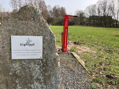 Zum Jahrestag des Westfälischen Friedens wurde eine Fahrrad-Service-Station aufgestellt. Und eine Eiche gepflanzt.