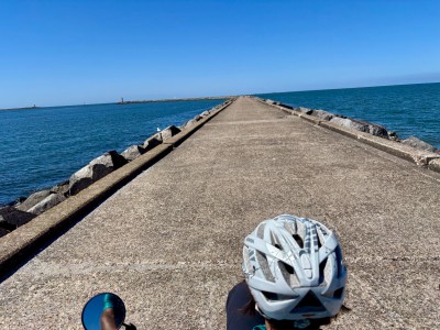 Endloser Damm ins Meer
