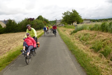 britisches Tandemteam verfolgt von Normalo-Tandems