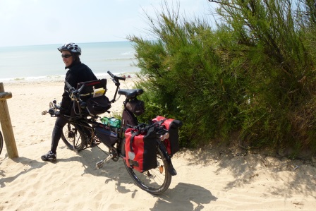 Nur der tiefe Sand hindert uns am Weiterfahren (auf der Ile de Ré)