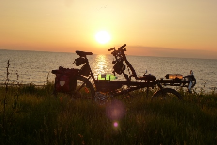 ...wie Lucky Luke auf dem Pino in den Sonneruntergang reiten, äh, radeln
