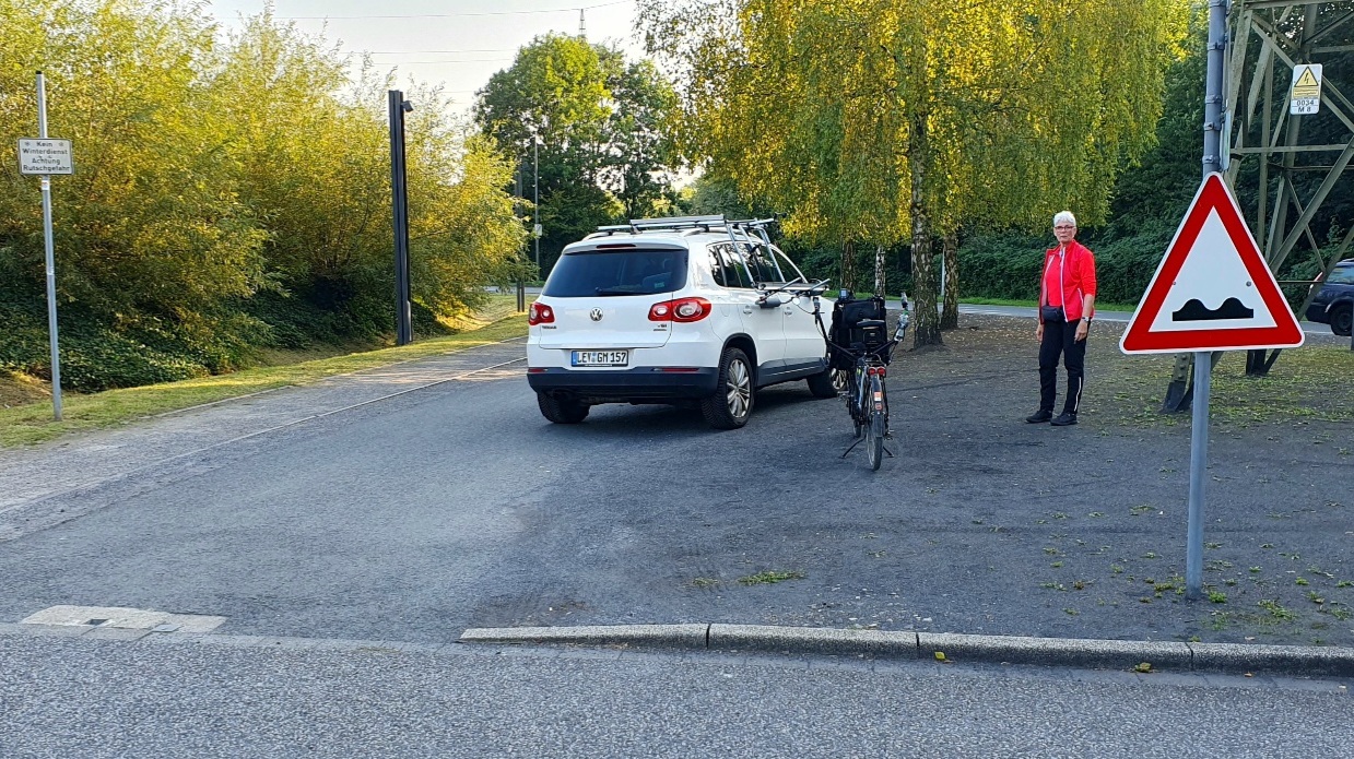 Auf und abrüstenvor dem Parkplatz.jpg